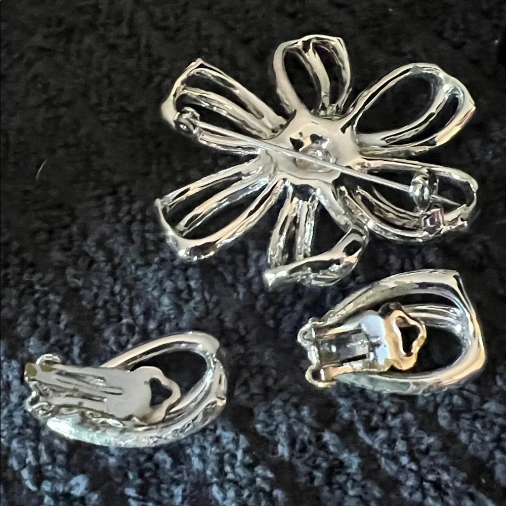 Vintage Elegant Multicolor and Silver Jewelry 2” Brooch and Matching Clip-on Set